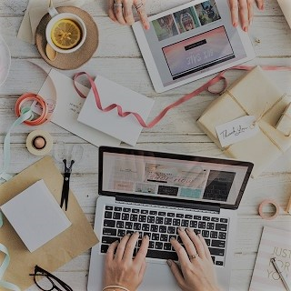 Bureau de travail avec PC et tablette